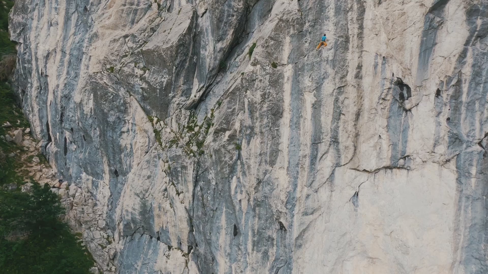 Carica il video: Liod abbigliamento termico made in Italy